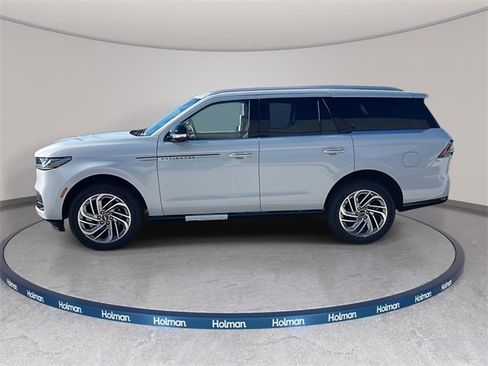 New 2025 Lincoln Navigator Reserve image 4