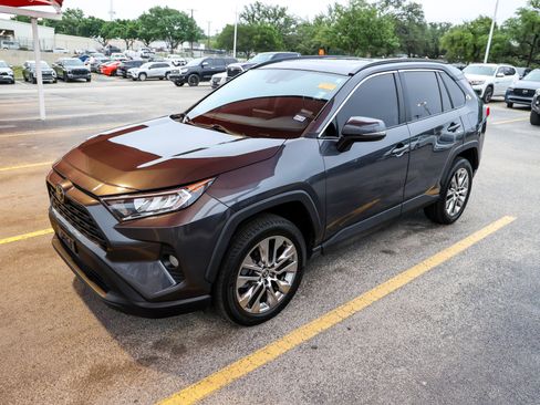 Used 2021 Toyota RAV4 XLE Premium FWD image 3