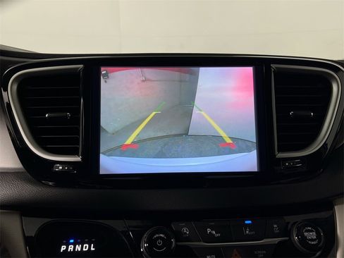 Used 2024 Chrysler Pacifica Touring-L image 22