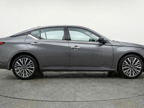 Used 2025 Nissan Altima 2.5 SV image 11