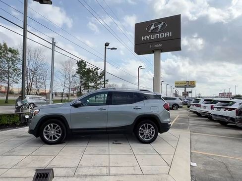 Used 2023 GMC Terrain SLT w/ Tech Package image 3