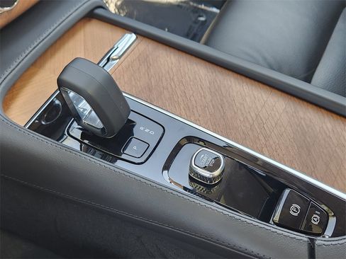 Used 2023 Volvo XC90 T8 Plus w/ Protection Package Premier image 17