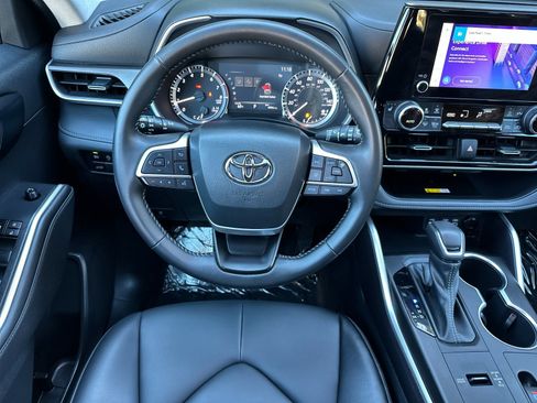 Used 2023 Toyota Highlander XLE image 15