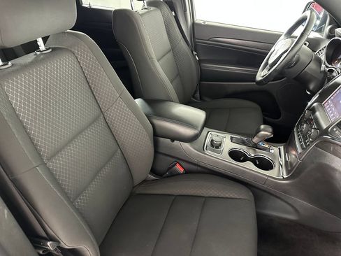 Used 2018 Jeep Grand Cherokee Laredo AWD/4WD image 31