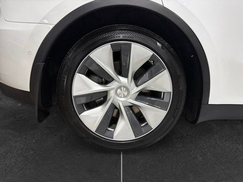 Used 2022 Tesla Model Y Long Range image 34