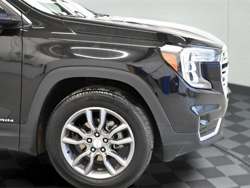 Used 2024 GMC Terrain SLT image 13
