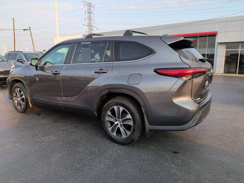 Certified 2023 Toyota Highlander XLE FWD image 3