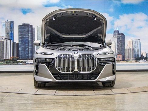 Used 2025 BMW 760i xDrive w/ Premium Package image 4