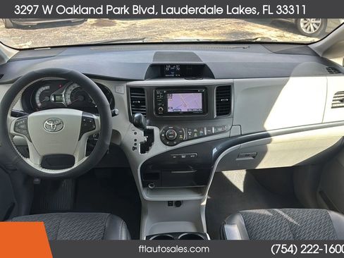 Used 2014 Toyota Sienna SE FWD image 29