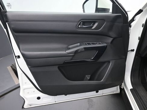 Used 2023 Nissan Pathfinder SV image 12