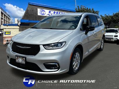Used 2026 Chrysler Pacifica Select