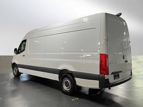 Used 2025 Mercedes-Benz Sprinter 2500 image 5