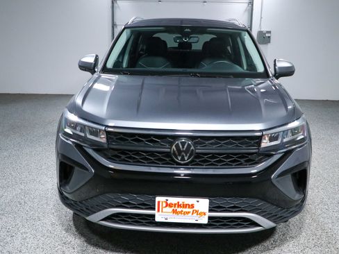 Used 2023 Volkswagen Taos SE FWD image 4