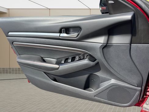 Used 2023 Nissan Altima 2.5 SR w/ SR Premium Package image 17