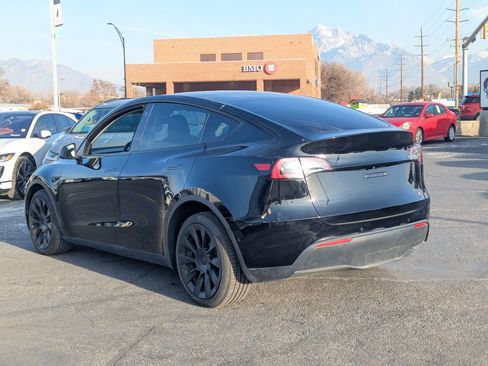 Used 2022 Tesla Model Y Long Range image 7