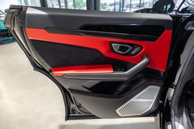 Used 2022 Lamborghini Urus AWD/4WD image 35