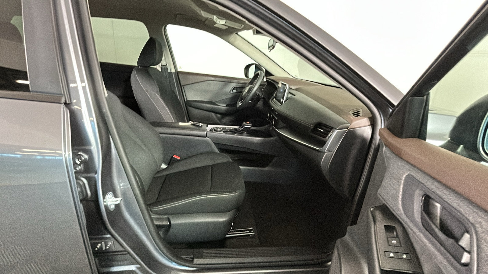 Used 2023 Nissan Rogue S AWD/4WD image 37