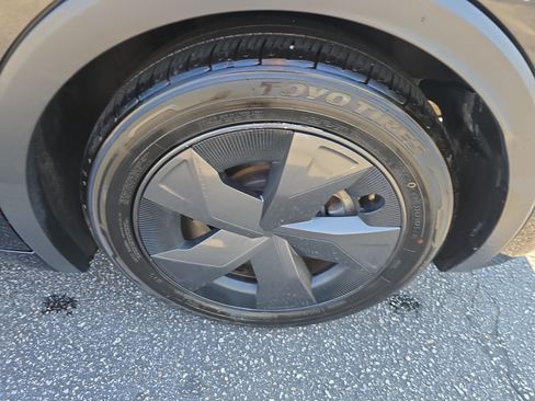 Used 2024 Toyota Prius LE FWD image 33