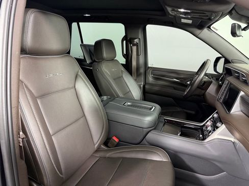 Used 2023 GMC Yukon Denali w/ Denali Reserve Package image 12