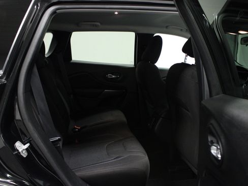 Used 2019 Jeep Cherokee Latitude w/ Popular Appearance Group image 15