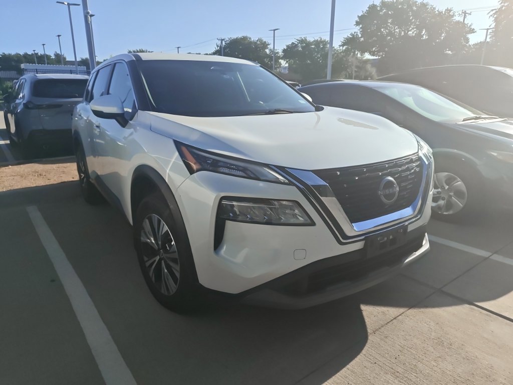 Used 2022 Nissan Rogue SV FWD image 2
