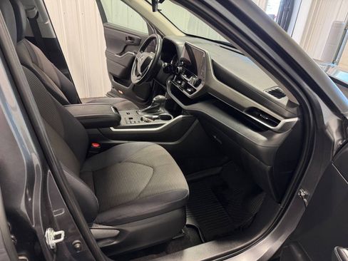 Used 2023 Toyota Highlander LE FWD image 16