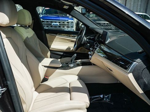 Used 2019 BMW 540i w/ Convenience Package RWD image 16