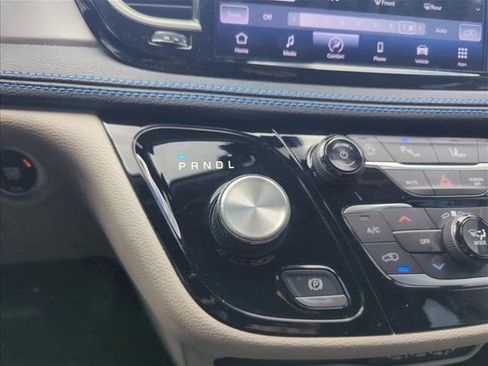 Used 2021 Chrysler Pacifica Touring-L image 7