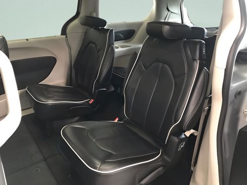 Used 2024 Chrysler Pacifica Limited FWD image 12