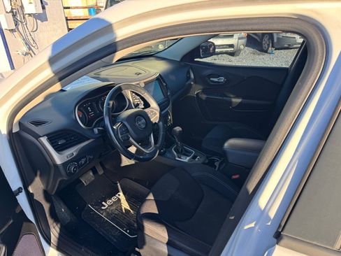 Used 2016 Jeep Cherokee Latitude w/ Comfort/Convenience Group image 9