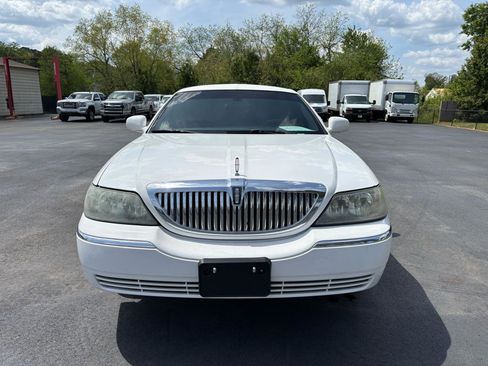 Used 2004 Lincoln Town Car Executive RWD image 3