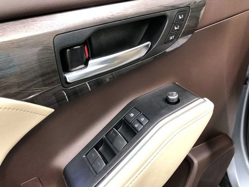 Used 2021 Toyota Highlander Limited FWD image 13