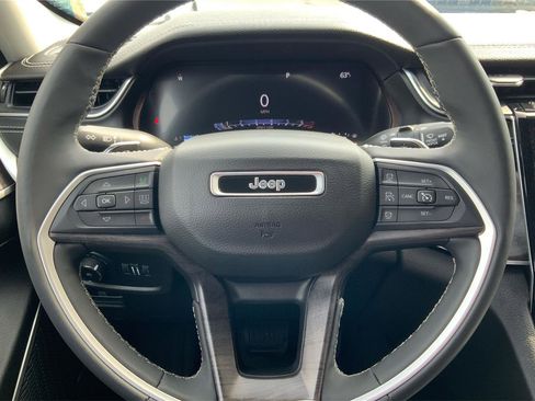 Used 2023 Jeep Grand Cherokee Limited w/ Luxury Tech Group II AWD/4WD image 16