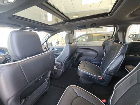 New 2025 Chrysler Pacifica Limited image 23