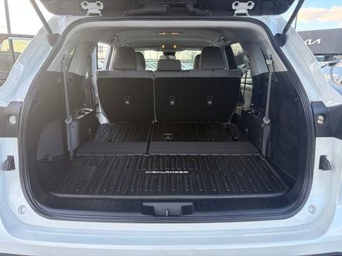 Used 2023 Toyota Highlander L image 18