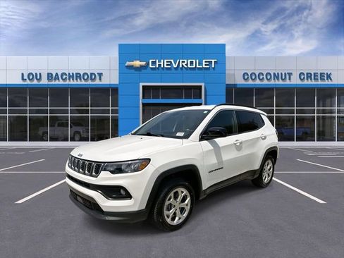 Used 2024 Jeep Compass Latitude AWD/4WD image 4