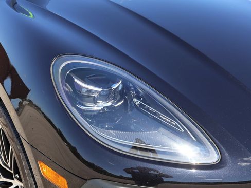 Certified 2025 Porsche Macan AWD/4WD image 14