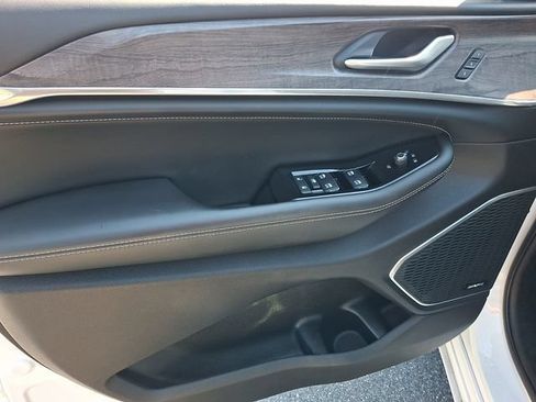 Used 2023 Jeep Grand Cherokee Overland AWD/4WD image 12