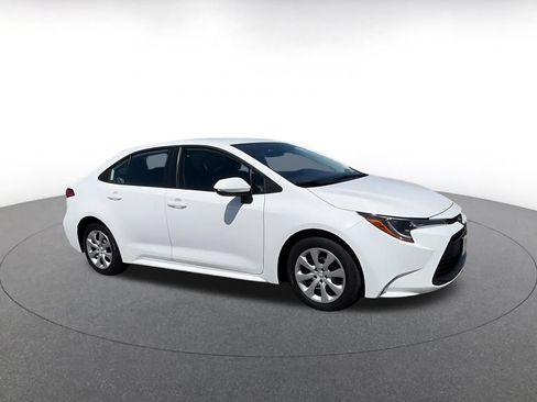 Used 2025 Toyota Corolla LE FWD image 2