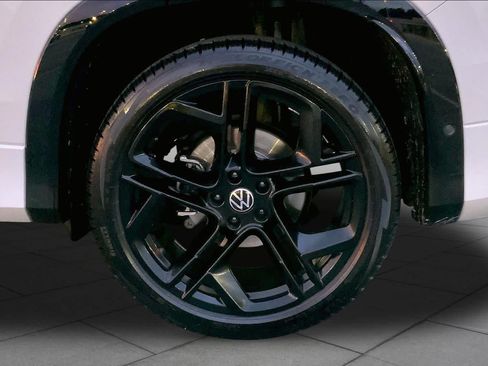 Used 2026 Volkswagen Tiguan SE R-Line FWD image 10