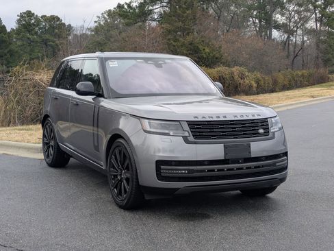 Used 2023 Land Rover Range Rover SE image 3