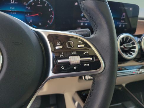 Used 2023 Mercedes-Benz GLB 250 image 24