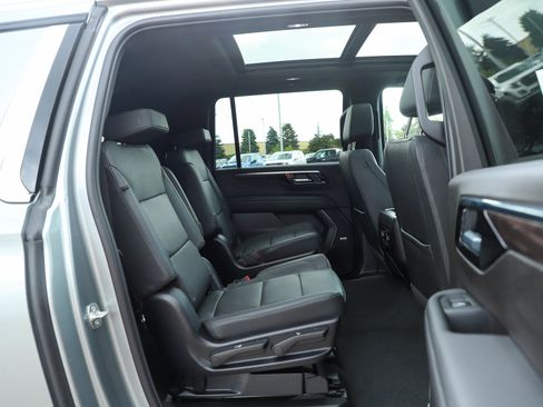 Used 2025 Chevrolet Suburban LT w/ Comfort Package AWD/4WD image 12