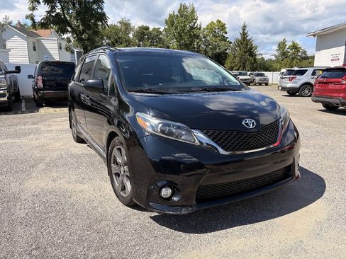 Used 2017 Toyota Sienna SE Premium FWD image 4