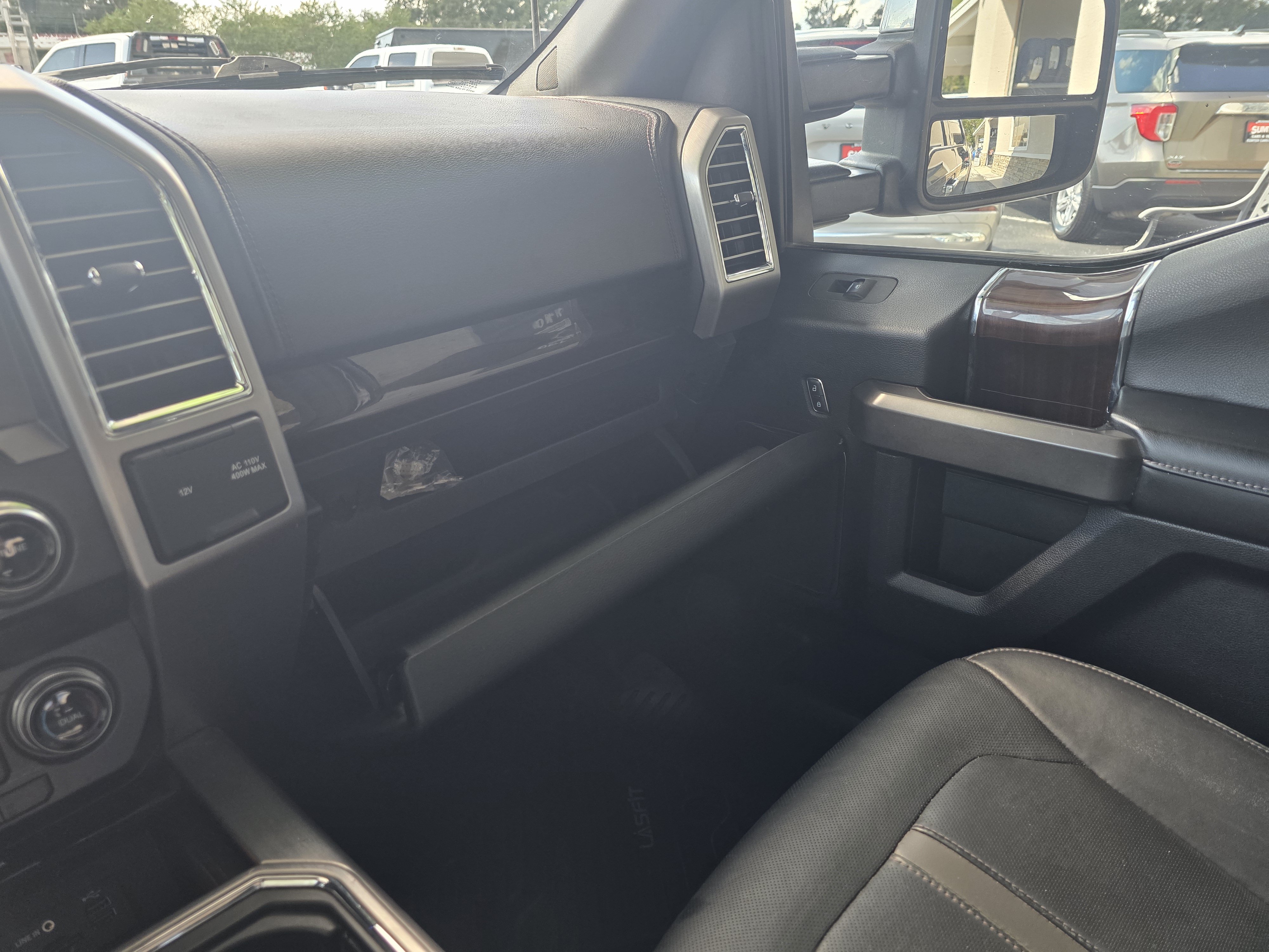 Used 2015 Ford F150 Platinum w/ Equipment Group 701A Luxury AWD/4WD image 27