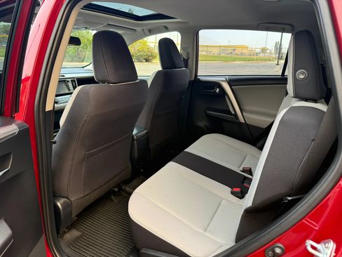 Used 2018 Toyota RAV4 XLE AWD/4WD image 17