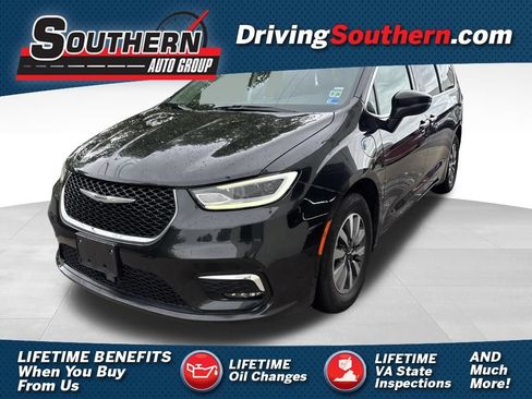 Used 2023 Chrysler Pacifica Touring-L FWD image 1