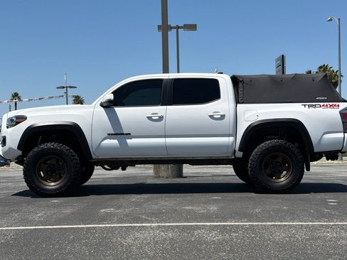 Used 2022 Toyota Tacoma TRD Off-Road AWD/4WD image 9