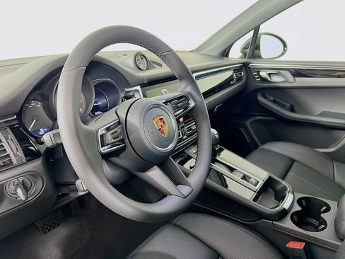 Certified 2026 Porsche Macan AWD/4WD image 4