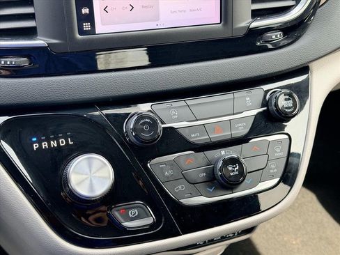 Used 2023 Chrysler Voyager LX image 18